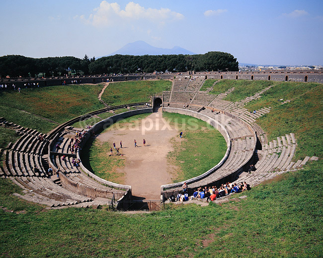 Pompei Amphiteateret. Pompei Amphiteateret med Vesuv i baggrunden ( Scan af KOL6208 ); ; Pompeji / Pompei / Pompeii / Napoli; Italien; ; ; vulkaner, vulkanudbrud, romerriget, amphiteatre