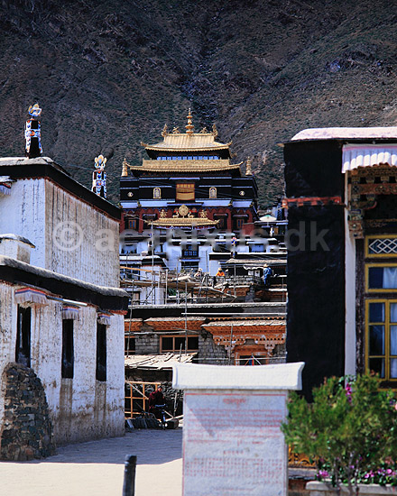 Tashilhunpo klosteret. Tashilhunpo klosteret - Tibetansk munke-kloster ( Scan af KOL4322 ); ; Shigatse; Tibet ( Kina ); Asien; ; budhisme, religion