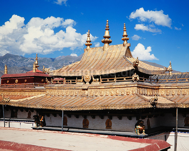 Jokhang. Jokhang, buddhistisk tempel - De gyldne tage ( Scan af KOL4366 ); ; Lhasa; Tibet ( Kina ); Asien; ; budhisme, religion