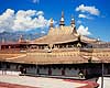 Jokhang. Jokhang, buddhistisk tempel - De gyldne tage ( Scan af KOL4366 )  Lhasa Tibet ( Kina ) Asien  budhisme, religion