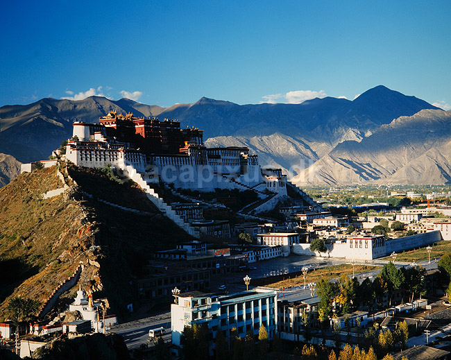 Potala paladset. Potala paladset - Set fra Chagpo Ri ( Scan af KOL4378 ); ; Lhasa; Tibet ( Kina ); Asien; ; Dalai Lama, budhisme, religion