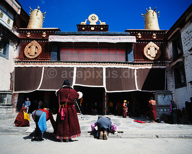 Jokhang. Jokhang, buddhistisk tempel Buddhistiske pilgrimme foran indgang ( Scan af KOL4360 ); ; Lhasa; Tibet ( Kina ); Asien; ; budhisme, religion