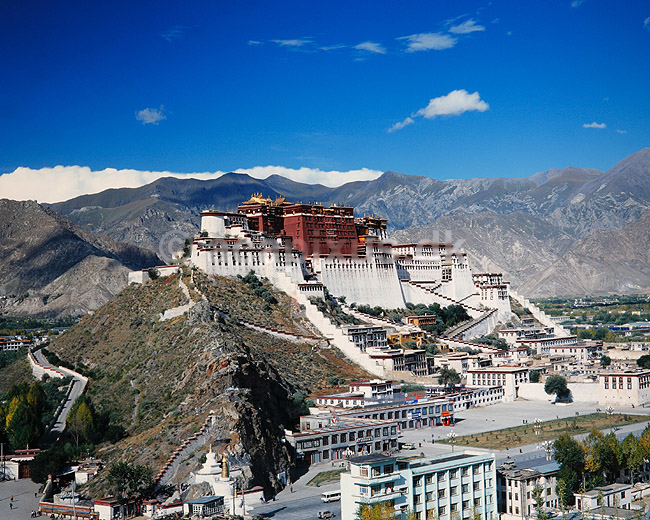 Potala paladset. Potala paladset - Set fra Chagpo Ri ( Scan af KOL4376 ); ; Lhasa; Tibet ( Kina ); Asien; ; Dalai Lama, budhisme, religion