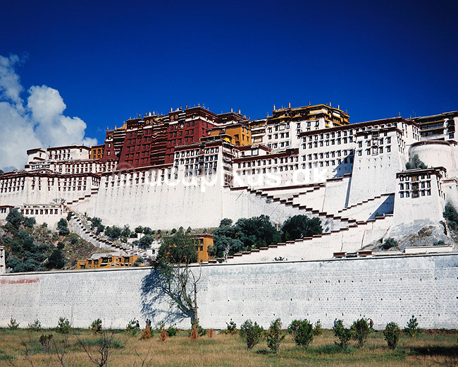 Potala paladset. Potala paladset - Set fra Dekyi Shar Lam (gaden) ( Scan af KOL4385 ); ; Lhasa; Tibet ( Kina ); Asien; ; Dalai Lama, budhisme, religion