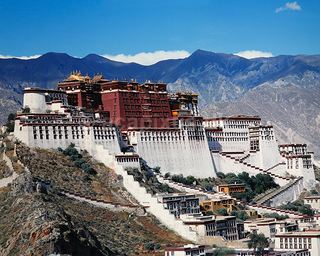 Potala paladset. Potala paladset - Set fra Chagpo Ri ( Scan af KOL4380 ); ; Lhasa; Tibet ( Kina ); Asien; ; Dalai Lama, budhisme, religion