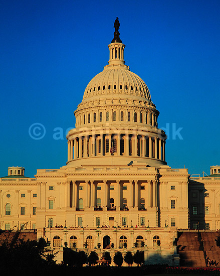 United States Capitol. US Capitol set fra den gr�spl�nen vest for ( Scan af KOL5626 ); ; Washington DC; USA; Nordamerika; ; regering, United States Congress, kongressen, Capitol Hill, regeringsbygninger