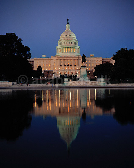 United States Capitol. US Capitol set i skumringen fra The National Mall ( Scan af KOL5643 ); ; Washington DC; USA; Nordamerika; ; regering, United States Congress, kongressen, Capitol Hill, regeringsbygninger