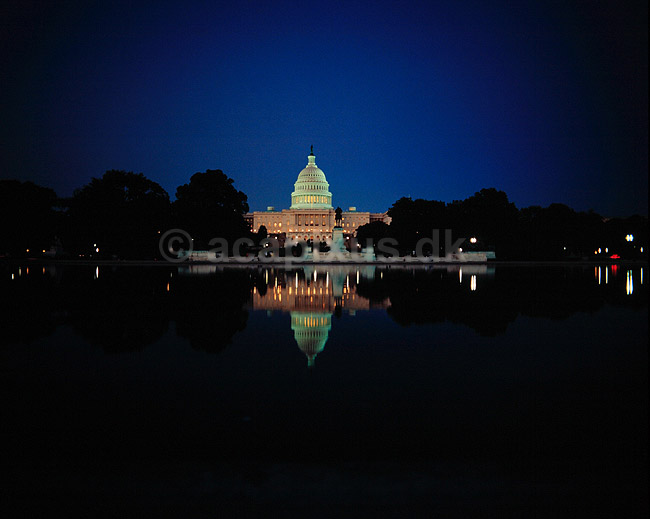 United States Capitol. US Capitol om aftenen set fra The National Mall ( Scan af KOL5647 ); ; Washington DC; USA; Nordamerika; ; regering, United States Congress, kongressen, Capitol Hill, regeringsbygninger