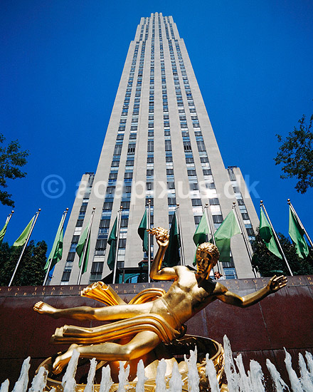 Rockefeller bygningen. Prometheus bringer ilden Statue foran Rockefeller bygningen ( Scan af KOL5655 ); ; Manhatten / New York; USA; Nordamerika; ; h�jhus, h�jhuse, skyskraber, skyskrabere, statue, statuer