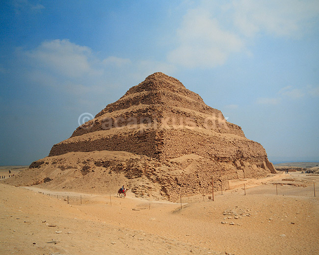 Step pyramid. Trin Pyramiden i Saqqara (Step pyramid) Bygget af Kong Zosser i �r 27 f�r K. ( Scan af KOL7637 ); ; Saqqara; Egypten; Afrika; ; Trinpyramide, pyramider