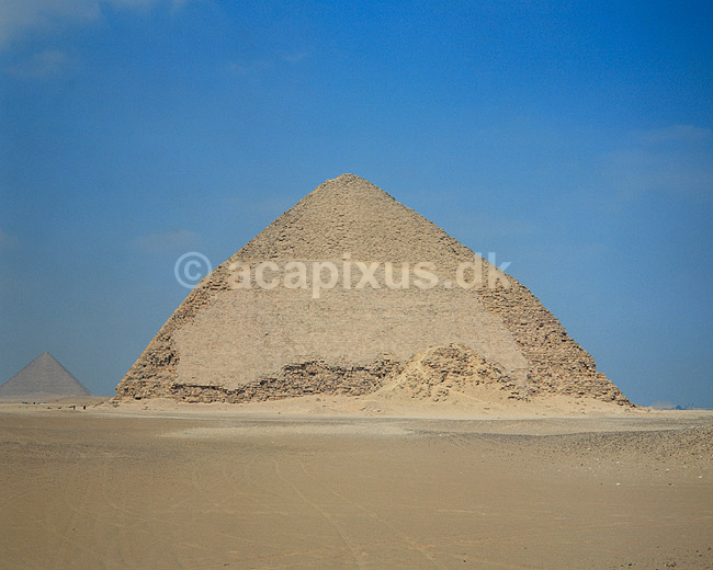 The Bent Pyramid. The Bent Pyramid - Bygget of Sneferu, fader til Cheops ( Scan af KOL7649 ); ; Dahshur; Egypten; Afrika; ; Pyramide, pyramider