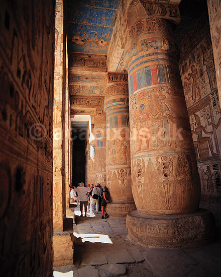 Ramses III's Tempel. Medinat Habu (Ramses III's Tempel) Farvestr�lende s�jler i anden g�rd ( Scan af KOL7713 ); ; Luxor; Egypten; Afrika; ; 