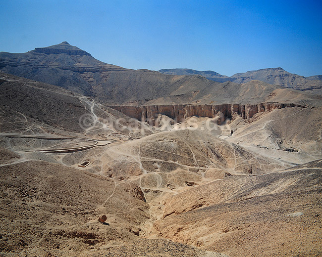 Kongernes dal. Kongernes dal med Al-Qurn bjerget ( Scan af KOL7725 ); ; Luxor; Egypten; Afrika; ; Theben, nekropolis