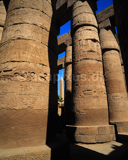 Karnak Tempel. Karnak Tempel - Store Hypostyle Hal med Hatshepsut obelisk i baggrunden ( Scan af KOL7673 ); ; Luxor; Egypten; Afrika; ; 