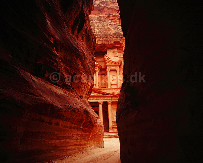 Al Khazneh. For enden af as Siq slugten skimptes Al Khazneh ( Scan af KOL5394 ); ; Petra; Jordan; Asien; ; Nabataeans, Nabataean konged�mme