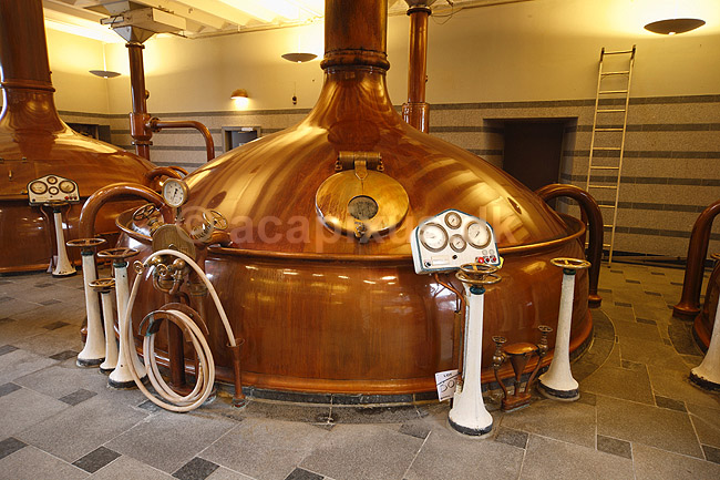 Bryghuset. Brygkedler i Ny Carlsberg Bryghus; ; Valby; Danmark; ; ; malt, maltbyg, urt, humle, �l, m�skning, m�skekeddel, urtkeddel, brygger, brygning, �lbrygning, Carl Jacobsen