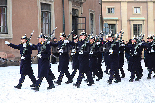 Livgardet. Den svenske livgarde eller Svea livgarde marcherer imod kungliga slottet; ; Stockholm; Sverige; ; ; Livgarder, kongehus, kongehuse, livgardere, gardere
