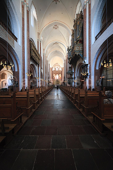 Roskilde Domkirke. Kirkeskibet i Roskilde Domkirke; ; Roskilde Domkirke / Roskilde; Danmark; ; ; turistsev�rdigheder, religion, kristendom, kirker, kirke, domkirker, UNESCO World Heritage, gravkapeller