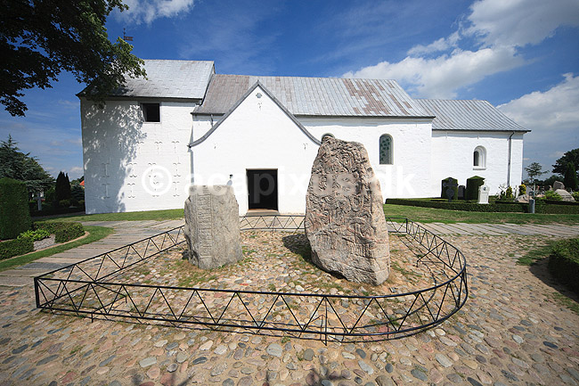 Jellingstenene. Jelling stenene med Kristus figuren foran Jelling Kirke p� kirkeg�rden; ; Jelling / Jylland; Danmark; ; ; Jellingestenene, Jellingestenen, Jellingstenen, Harald Bl�tand, runer, runesten, religion, kristendom, kirker, kirke, Kristusfigur, Christus, UNESCO World Heritage, UNESCO Verdensarv
