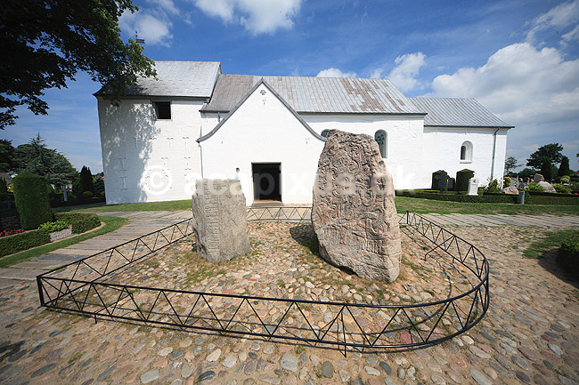 Jellingstenene. Jelling stenene med Kristus figuren foran Jelling Kirke p� kirkeg�rden; ; Jelling / Jylland; Danmark; ; ; Jellingestenene, Jellingestenen, Jellingstenen, Harald Bl�tand, runer, runesten, religion, kristendom, kirker, kirke, Kristusfigur, Christus, UNESCO World Heritage, UNESCO Verdensarv