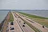 Afsluitdijk. Motorvejen over Afsluitdijk - diget der adskillende IJsselmeer fra Waddenzee i Holland  Afsluitdijk Holland   Diger, d�mninger, d�mning, landvinding, afvanding