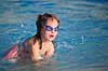 Badeliv. Syv�rig pige boltrer sig i swimmingpoolen p� feriehotel p� Mallorca. Model release OK.  Cales de Mallorca / Mallorca Spanien   Swimmingpools, swimmingpool, sv�mning, sv�mmebriller, sommerferie, ferier, ferie