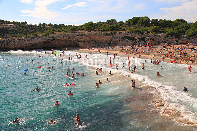 Strandliv. Ferieg�ster p� stranden ved Cales de Mallorca; ; Cales de Mallorca / Mallorca; Spanien; ; ; Badeferie, strande, sandstrand, Middelhavet, b�lger, badebolde, sommerferie, charterferie