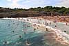 Strandliv. Ferieg�ster p� stranden ved Cales de Mallorca  Cales de Mallorca / Mallorca Spanien   Badeferie, strande, sandstrand, Middelhavet, b�lger, badebolde, sommerferie, charterferie