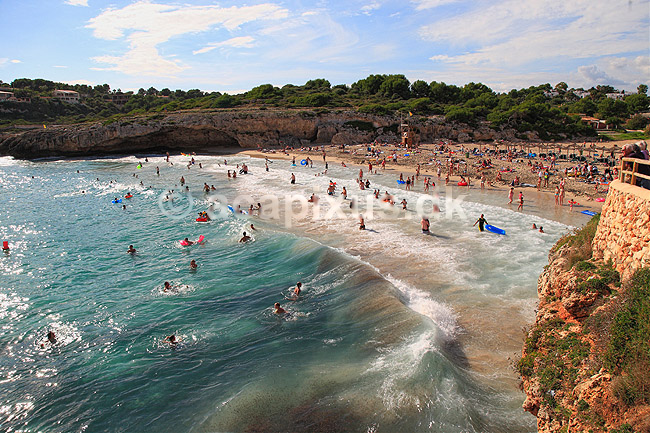 Strandliv. Ferieg�ster p� stranden ved Cales de Mallorca; ; Cales de Mallorca / Mallorca; Spanien; ; ; Badeferie, strande, sandstrand, Middelhavet, b�lger, badebolde, sommerferie, charterferie