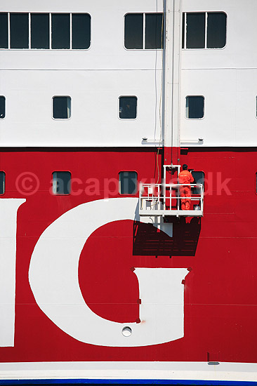 Malerarbejde. Malerarbejde udf�res ved bogstavet G p� siden af Viking Line f�rge; ; Helsinki; Finland; ; ; F�rger, vedligeholdelse, r�dt og hvidt, maling, malerrulle, malerulle