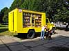 Br�dudsalg. Lastbil ombygget til br�dudsalg i byen Lviv, der er regionshovedstad i Lviv Oblast (polsk: Lw�w, Lwow, tysk: Lemberg). V�rtsby til Euro 2012  Lviv Ukraine   Leopolis, UNESCO's Verdensarvsliste, Unesco World Heritage, Europamesterskab 2012, Euro12, br�d, bagerudsalg, bagerbr�d, indk�b