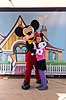 Disneyworld. Pige opstillet til fotografering med Mikey Mouse i Disneyworld i Paris. Model release for pige.  Paris Frankrig   Eurodisney, Disneyland Park, Forlystelsespark, forlystelsesparker