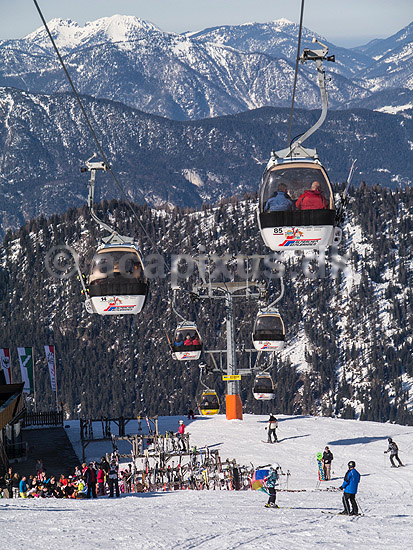 Alpbach. Skihejs bringer skil�bere til Gasthof Hornboden ved Alpbach i de �striske Alper; ; Alpbach; �strig; ; ; Slalom, sne, skil�b, ski, vinter, vintersport, sport, fritid, Alperne, �sterreich, hejs, skiferie