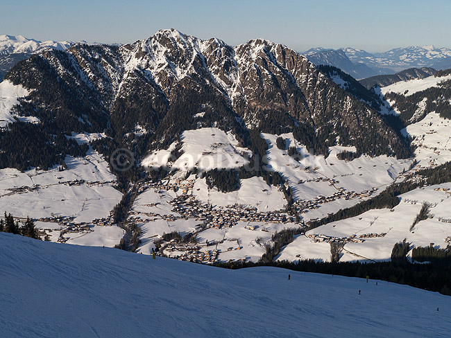 Alpbach. Udsigt over Alpbach og de �striske Alper fra Gasthof Hornboden; ; Alpbach; �strig; ; ; Slalom, sne, skil�b, ski, vinter, vintersport, sport, fritid, Alperne, �sterreich, hejs, skiferie