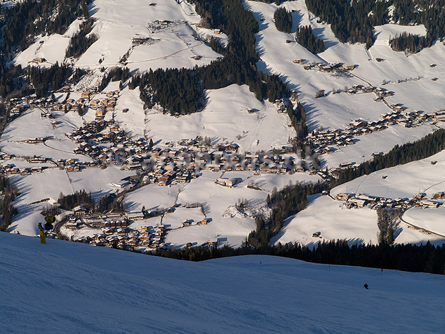 Alpbach. Udsigt over Alpbach og de �striske Alper fra Gasthof Hornboden; ; Alpbach; �strig; ; ; Slalom, sne, skil�b, ski, vinter, vintersport, sport, fritid, Alperne, �sterreich, hejs, skiferie