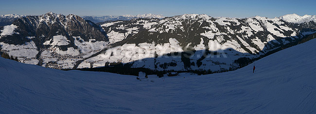 Alpbach. Udsigt over Alpbach og de �striske Alper fra Gasthof Hornboden; ; Alpbach; �strig; ; ; Slalom, sne, skil�b, ski, vinter, vintersport, sport, fritid, Alperne, �sterreich, hejs, skiferie