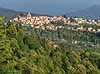 Barga. Bjerglandsby i Toscana nord for Lucca. Duomo di Barga p� toppen af landsbyen  Barga Italien   Landskab, Toscany