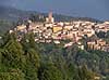 Barga. Bjerglandsby i Toscana nord for Lucca. Duomo di Barga p� toppen af landsbyen  Barga Italien   Landskab, Toscany
