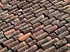 Teglstenstag. Hustag med gamle teglsten i bjerglandsbyen Barga i Toscana nord for Lucca.  Barga Italien   Toscany, tegl, hustage