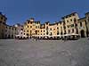 Piazza Anfiteatro. Plads bygget omkring tidligere romersk amfiteater - Anfiteatro Romano - i Lucca  Lucca Italien   Toscana, Toscany, toscansk. Fortorvscaf�, turisme, sightseeing