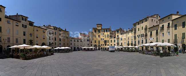 Piazza Anfiteatro. Plads bygget omkring tidligere romersk amfiteater - Anfiteatro Romano - i Lucca; ; Lucca; Italien; ; ; Toscana, Toscany, toscansk. Fortorvscaf�, turisme, sightseeing