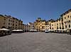 Piazza Anfiteatro. Plads bygget omkring tidligere romersk amfiteater - Anfiteatro Romano - i Lucca  Lucca Italien   Toscana, Toscany, toscansk. Fortorvscaf�, turisme, sightseeing