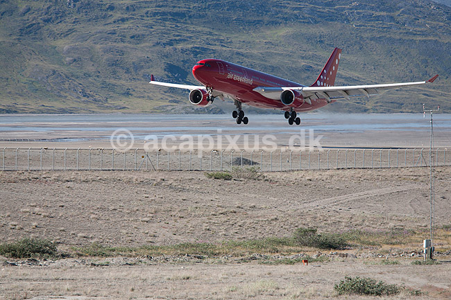Airbus 330-200. Airbus 330-200 fly fra Air Greenland lander i Kangerlussuaq lufthavn; ; Kangerlussuaq; Gr�nland; ; ; S�ndre Str�mfjord Lufthavn, jetfly, lufttransport, rutefly, fly, flyvning, landing, rejse, jetmotor, vinger, landingsstel
