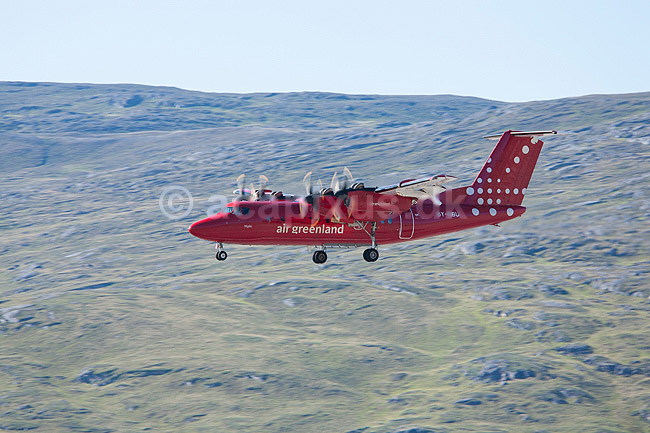 DASH-7. DASH-7 fly fra Air Greenland lander i Kangerlussuaq lufthavn; ; Kangerlussuaq; Gr�nland; ; ; S�ndre Str�mfjord Lufthavn, propelfly, lufttransport, rutefly, fly, flyvning, landing, rejse, propelmotor, propel, propeller, vinger, landingsstel