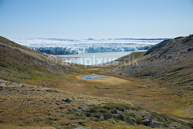 Indlandsisen. Indlandsisen med fjeldlandskab i forgrunden n�r Russel gletscheren p� Gr�nland; ; Kangerlussuaq; Gr�nland; ; ; S�ndre Str�mfjord, landskaber, indlandsis, gletcher, gletsjer, gletscher, br�, is-br�, skri�j�kull, j�kel, glacier