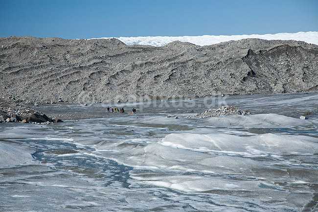 Indlandsisen. Turister p� vej ind p� indlandsisen. I baggrunden en gletsjer mor�ne. N�r Russel gletscheren p� Gr�nland; ; Kangerlussuaq; Gr�nland; ; ; S�ndre Str�mfjord, landskaber, indlandsis, gletcher, gletsjer, gletscher, br�, is-br�, skri�j�kull, j�kel, glacier