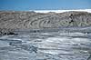 Indlandsisen. Turister p� vej ind p� indlandsisen. I baggrunden en gletsjer mor�ne. N�r Russel gletscheren p� Gr�nland  Kangerlussuaq Gr�nland   S�ndre Str�mfjord, landskaber, indlandsis, gletcher, gletsjer, gletscher, br�, is-br�, skri�j�kull, j�kel, glacier
