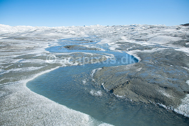 Indlandsisen. En smeltevandsflod snor sig hen over indlandsisen. N�r Russel gletscheren p� Gr�nland.; ; Kangerlussuaq; Gr�nland; ; ; S�ndre Str�mfjord, landskaber, indlandsis, smeltevand, afsmeltning, global opvarmning, gletcher, gletsjer, gletscher, br�, is-br�, skri�j�kull, j�kel, glacier