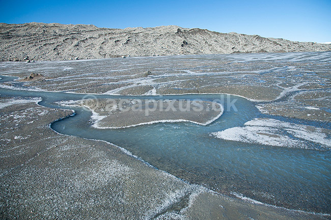 Indlandsisen. En smeltevandsflod snor sig hen over indlandsisen. I baggrunden en gletsjer mor�ne. N�r Russel gletscheren p� Gr�nland.; ; Kangerlussuaq; Gr�nland; ; ; S�ndre Str�mfjord, landskaber, indlandsis, smeltevand, afsmeltning, global opvarmning, gletcher, gletsjer, gletscher, br�, is-br�, skri�j�kull, j�kel, glacier