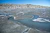 Indlandsisen. En smeltevandsflod snor sig hen over indlandsisen. I baggrunden en gletsjer mor�ne. N�r Russel gletscheren p� Gr�nland.  Kangerlussuaq Gr�nland   S�ndre Str�mfjord, landskaber, indlandsis, smeltevand, afsmeltning, global opvarmning, gletcher, gletsjer, gletscher, br�, is-br�, skri�j�kull, j�kel, glacier